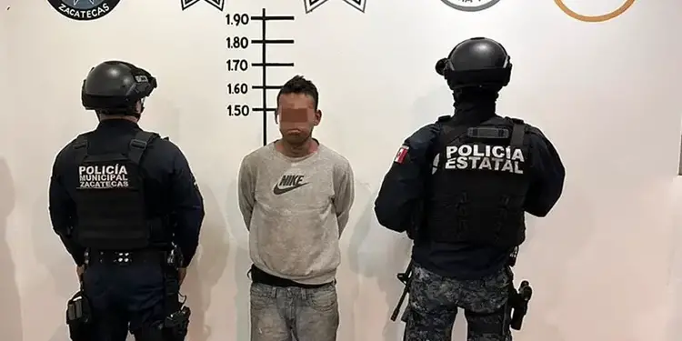 El sábado 19 de agosto de 2023, las autoridades de Zacatecas lograron un avance significativo en el esclarecimiento de un trágico suceso que conmocionó a la comunidad de Picones. En una acción rápida y coordinada, las Fuerzas de Seguridad lograron detener a un individuo presuntamente implicado en el asesinato de dos hombres y una mujer en la mencionada localidad. Con el compromiso firme de asegurar la tranquilidad de la región, las autoridades actuaron con determinación para llevar al presunto responsable ante la justicia.